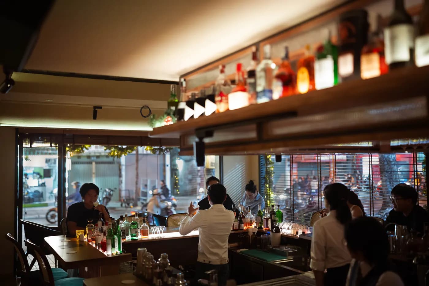 The bar with guests